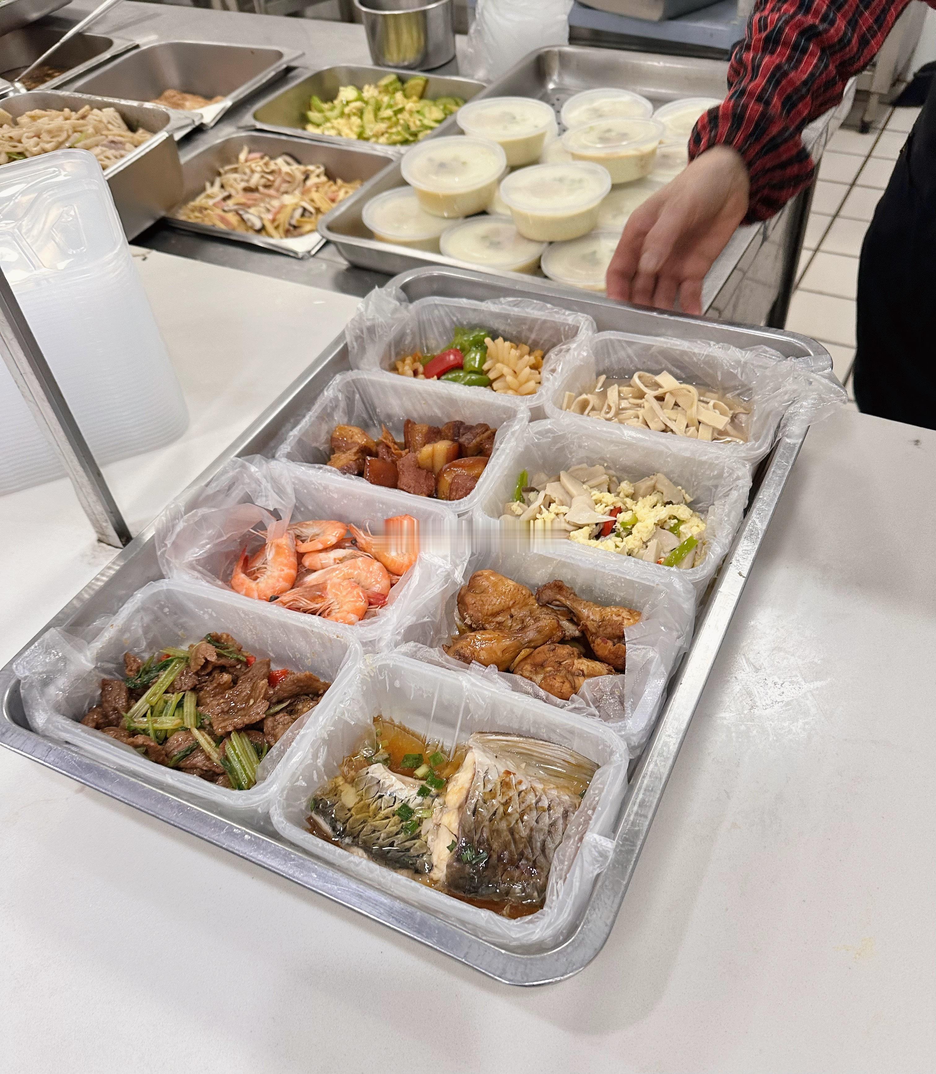 燃烧的陀螺仪  食堂里这道组合菜真不错，都是我爱吃的