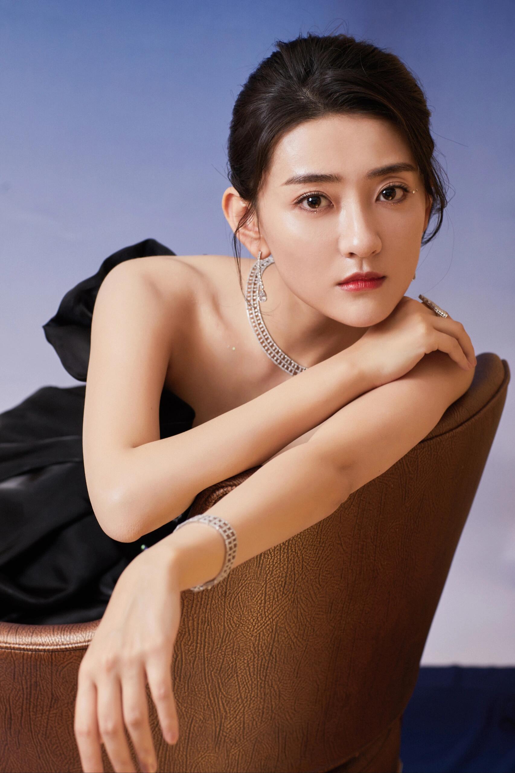 梁洁黑色拖地长裙真美 ​​​