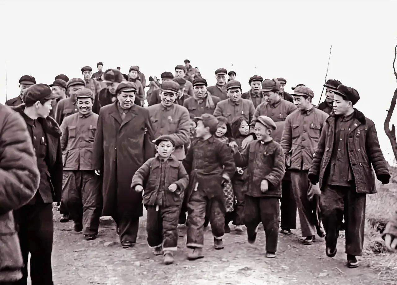 《千秋岁·咏毛主席》
韶峰翠叠，湘水涛声烈。
秋收举，井冈月。
长征踏雪浪，延河