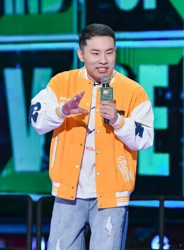 徐志胜的穿搭风格确实独树一帜，从他走红毯时那件看起来崭新的西装就能窥见一二。这件