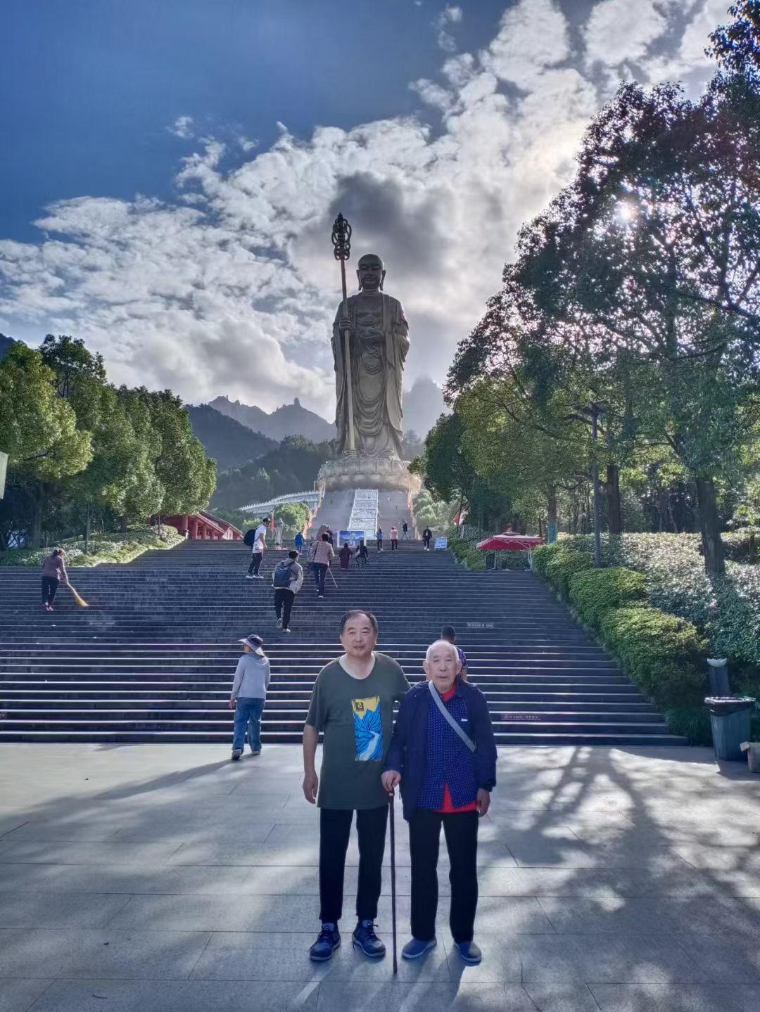 父亲 中秋佳节来临，我和九十岁的老父亲围坐聚餐，聊起他八十七岁前后，还能跟着我们