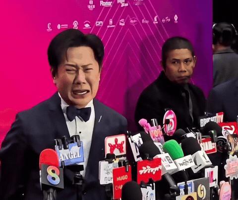 就在刚刚
 
泰国选美大赛总监纳瓦特突然宣布了道歉。
 
据现场多段视频显示，他