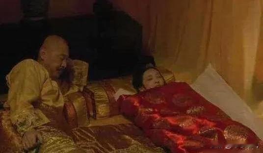 侍寝的妃子抬上龙床后最怕什么？不是皇帝，而是枕边那根油光发亮的棍子。这根看似普通