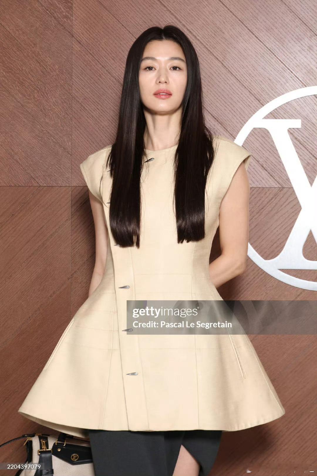 不愧是LV的选人眼光全智贤、李龙馥、Lisa、欧阳娜娜、宋茜、周冬雨等明星惊艳亮