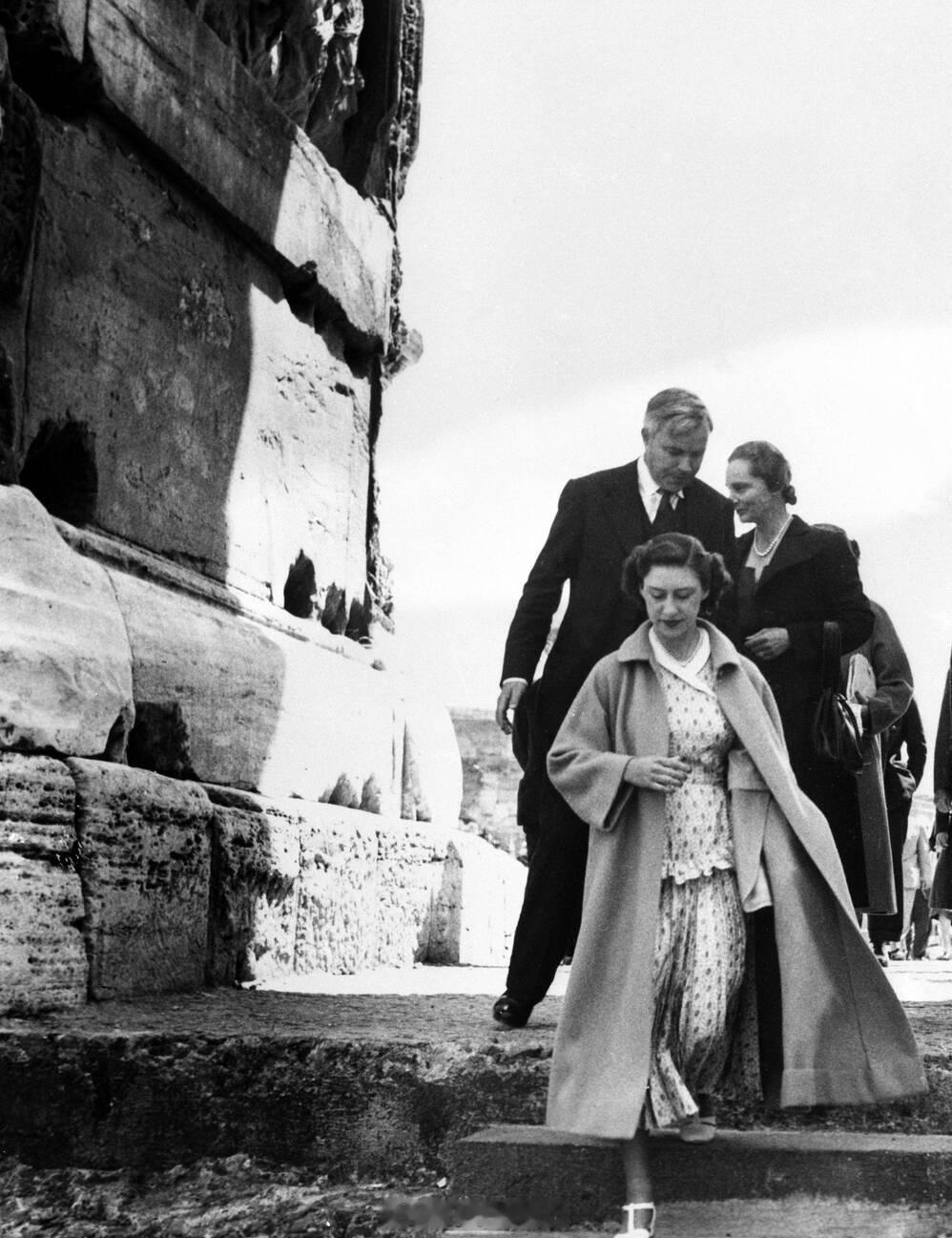 英国王室[超话]  1949年5月14日，玛格丽特公主访问意大利罗马🇮🇹 ​
