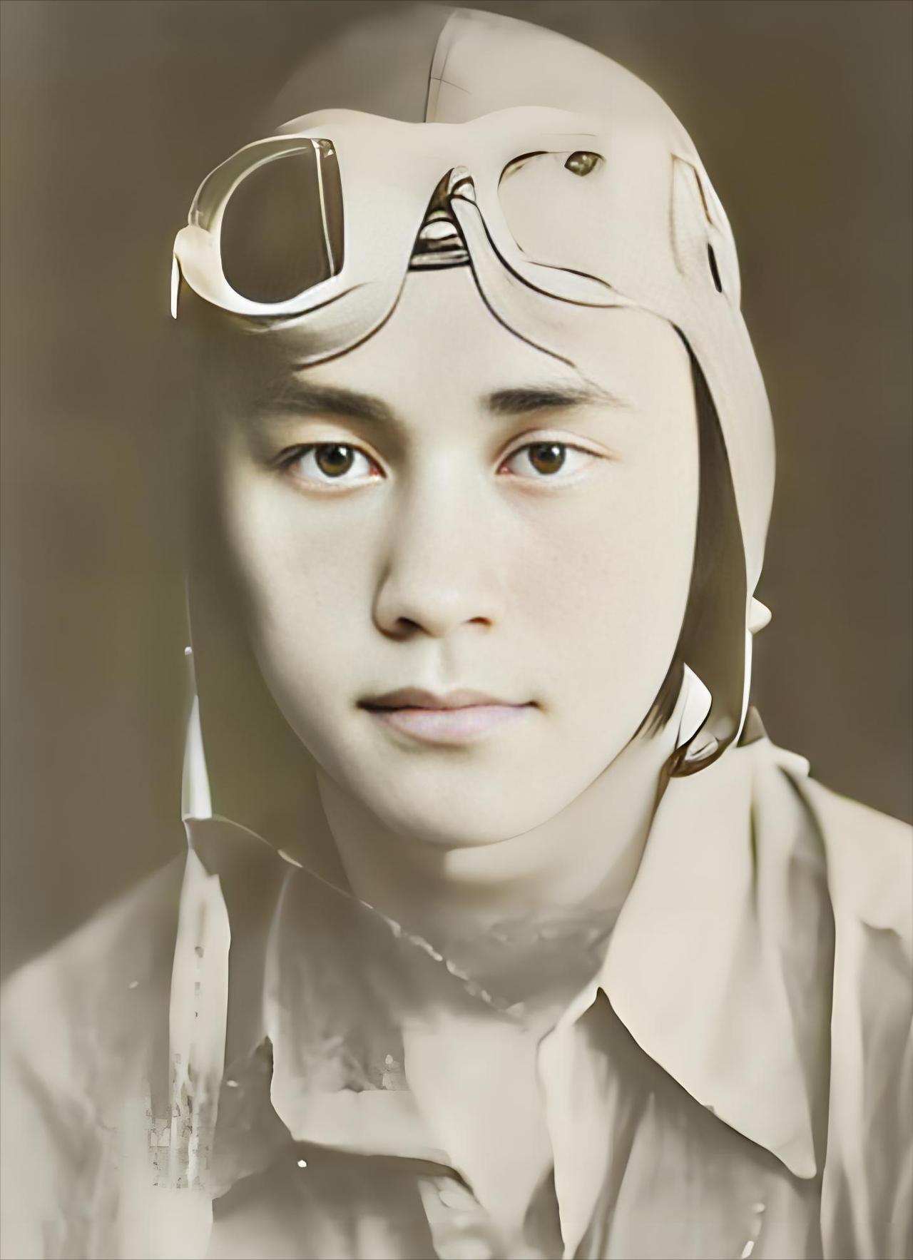 1938年4月29日，武汉上空。22岁的陈怀民飞机已经中弹起火，按规程他完全可以