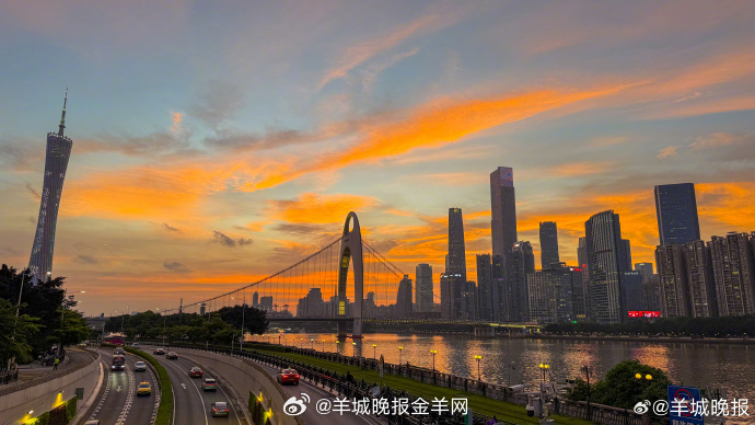 【你看到了吗？#广州雨后彩霞刷屏#】5月9日傍晚，上午曾受“上班雨”影响的广州，