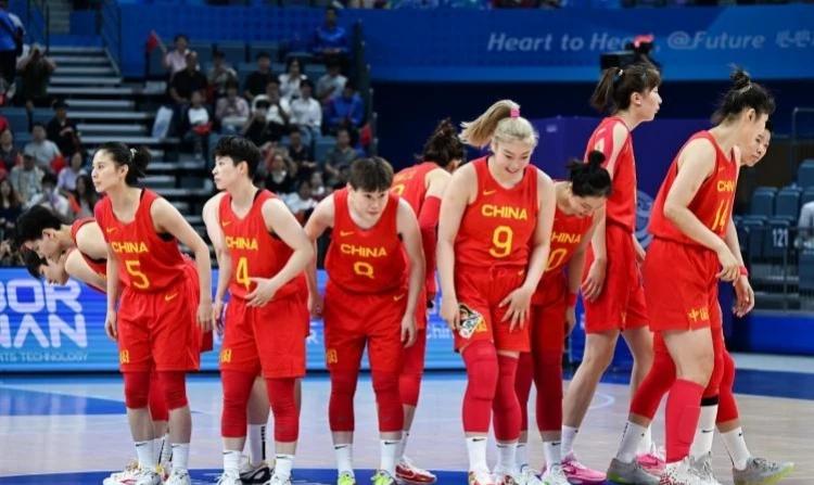 中国男篮与中国女篮的差距就在于缺乏一个能打关键球的球员！
昨天半决赛，中国男篮半