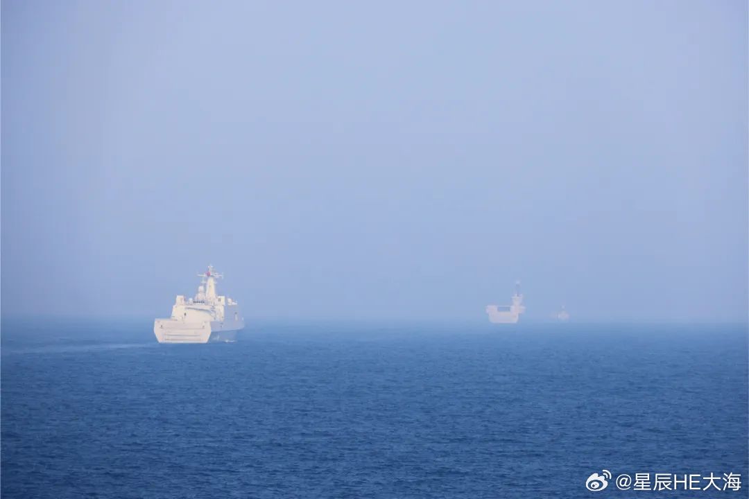 海军某登陆舰支队五指山舰、长白山舰组成编队奔赴目标海域开展多课目、高强度实战化训