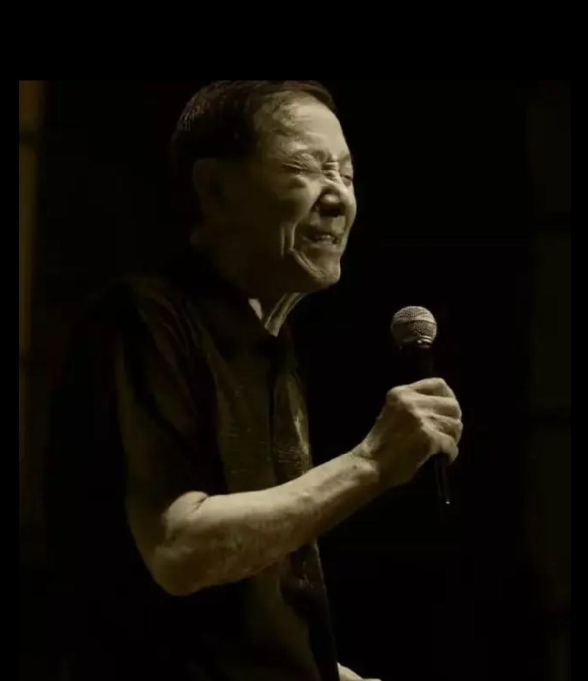 当年杨振华带着吉他上台时，遭到质疑，“这是相声吗”，有些人站起来就走了。可听完的