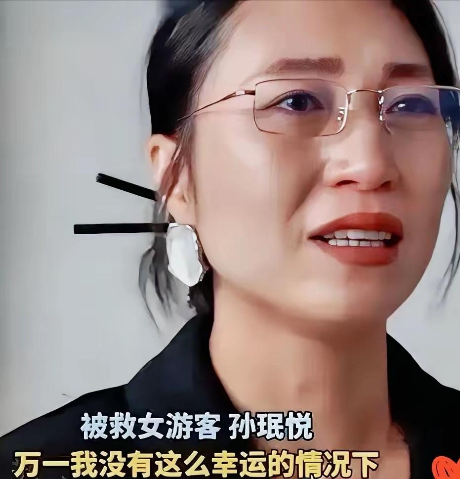 浙江金华龙潭大峡谷，38岁的妈妈为给女儿拍照，脚底打滑，从20米高的悬崖砸进深潭