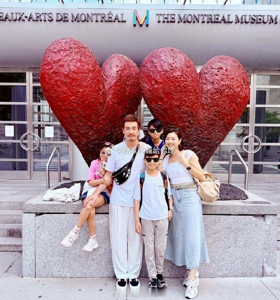 陈豪一家加拿大旅游 陈豪家五口在加拿大上演真人版"爸爸去哪儿"，三个萌娃+恩爱爸