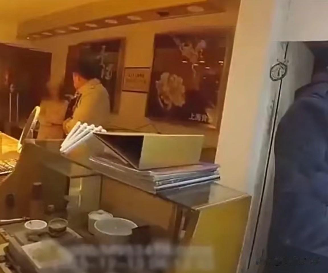 窃贼撬盗金店百万黄金，一瓶可乐助警方十小时速破案
 
凌晨上海发生一起金店盗窃案