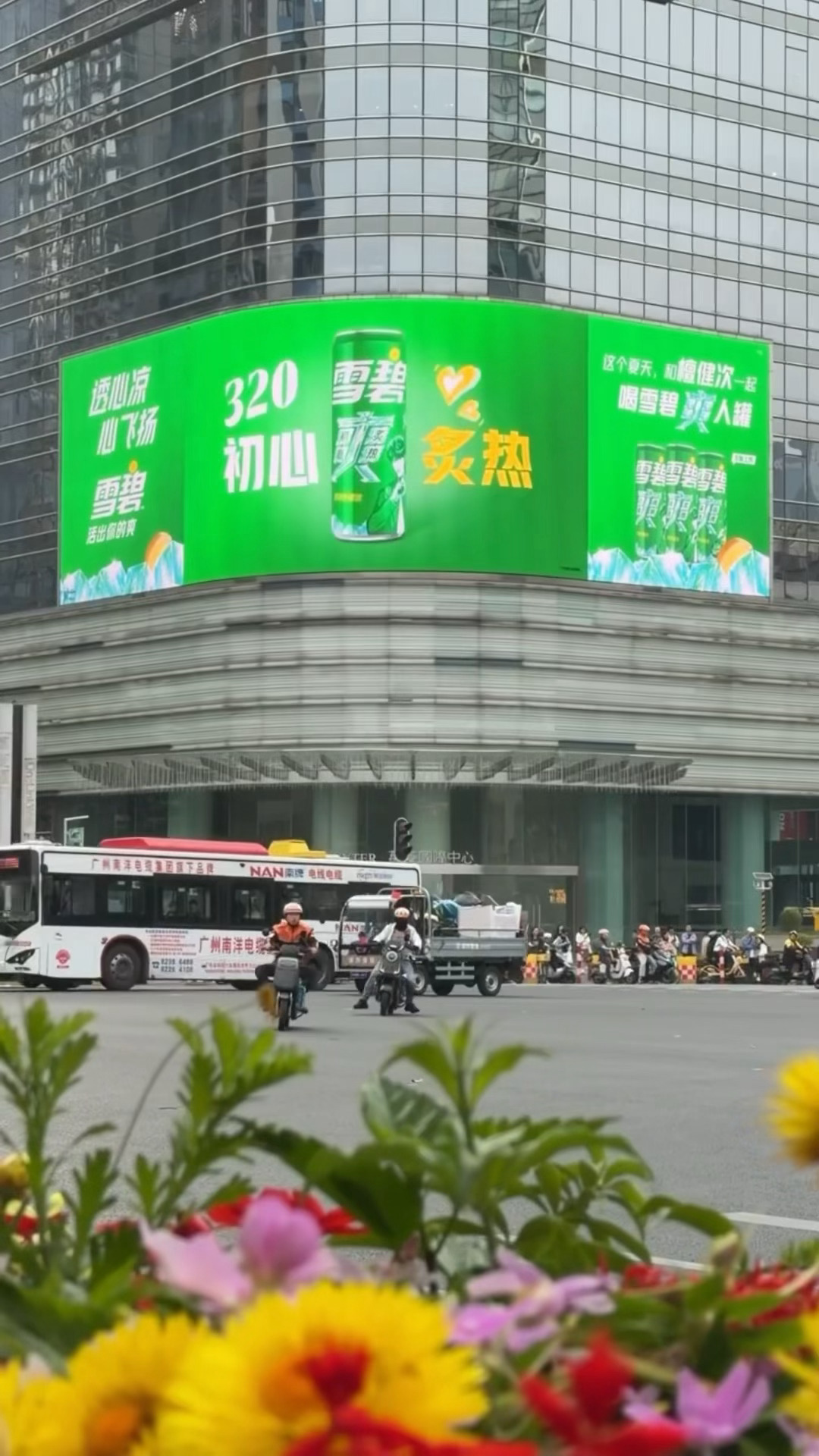 小炭火五岁生日檀健次又是晒蛋糕，又是一起上大屏第一次见给粉丝过生日这么用心的太浪