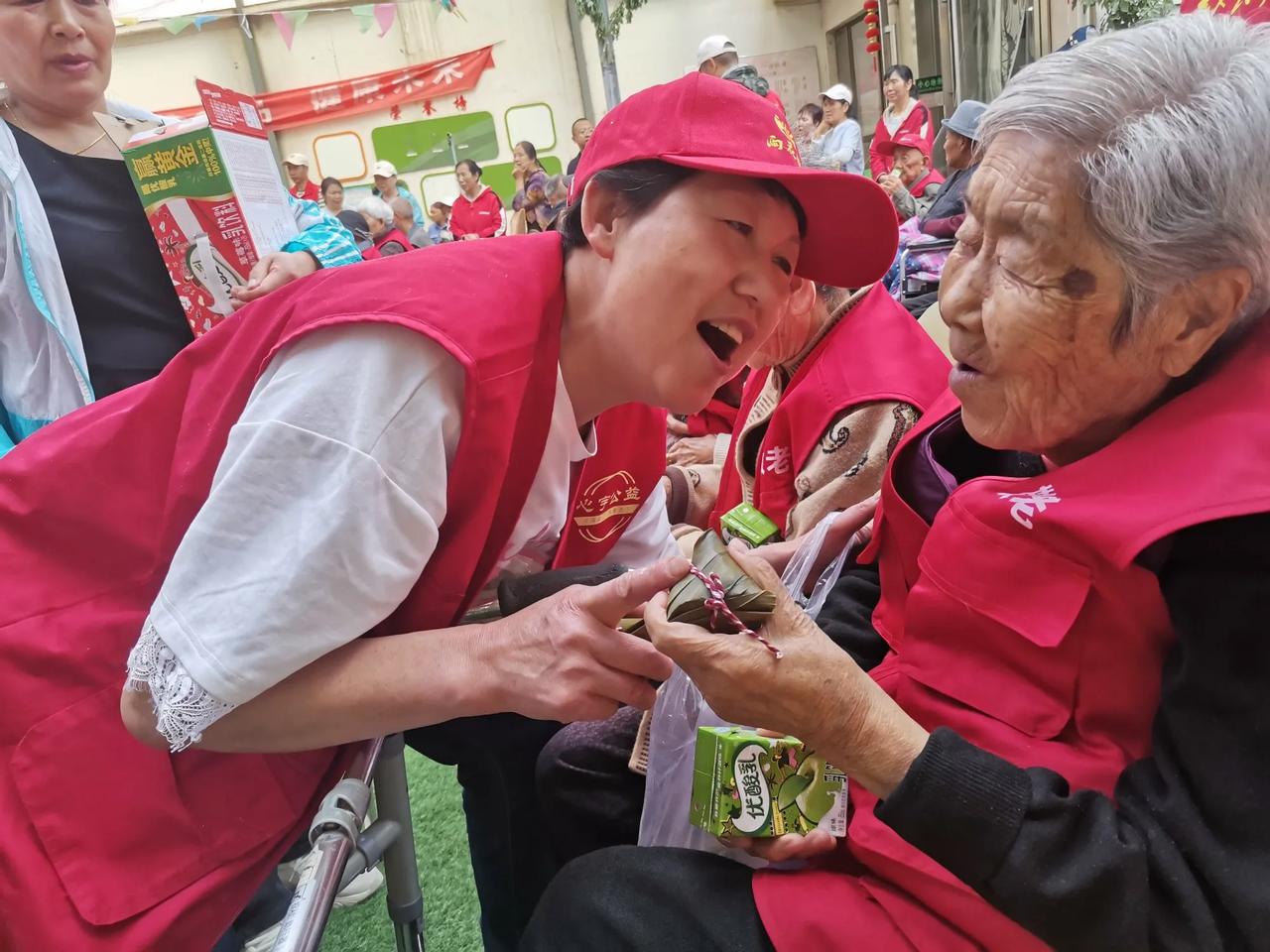 端午节当天上午———

​兰州金城大姐福康心宇家庭公司向老人残疾学生献爱心
​