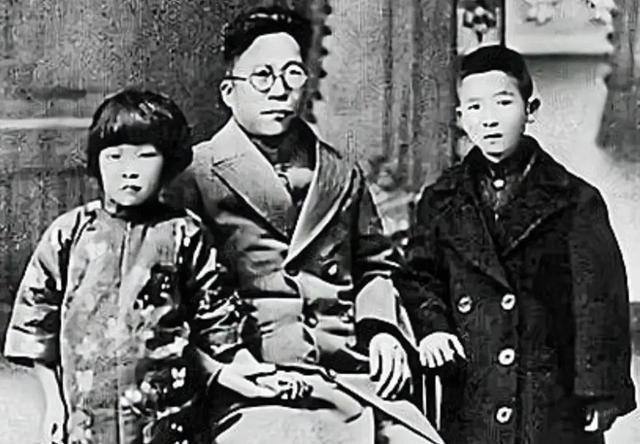 当年西安事变后，实际上老蒋是变相放了杨虎城一马的，逼着让他出国考察，如果他一直在