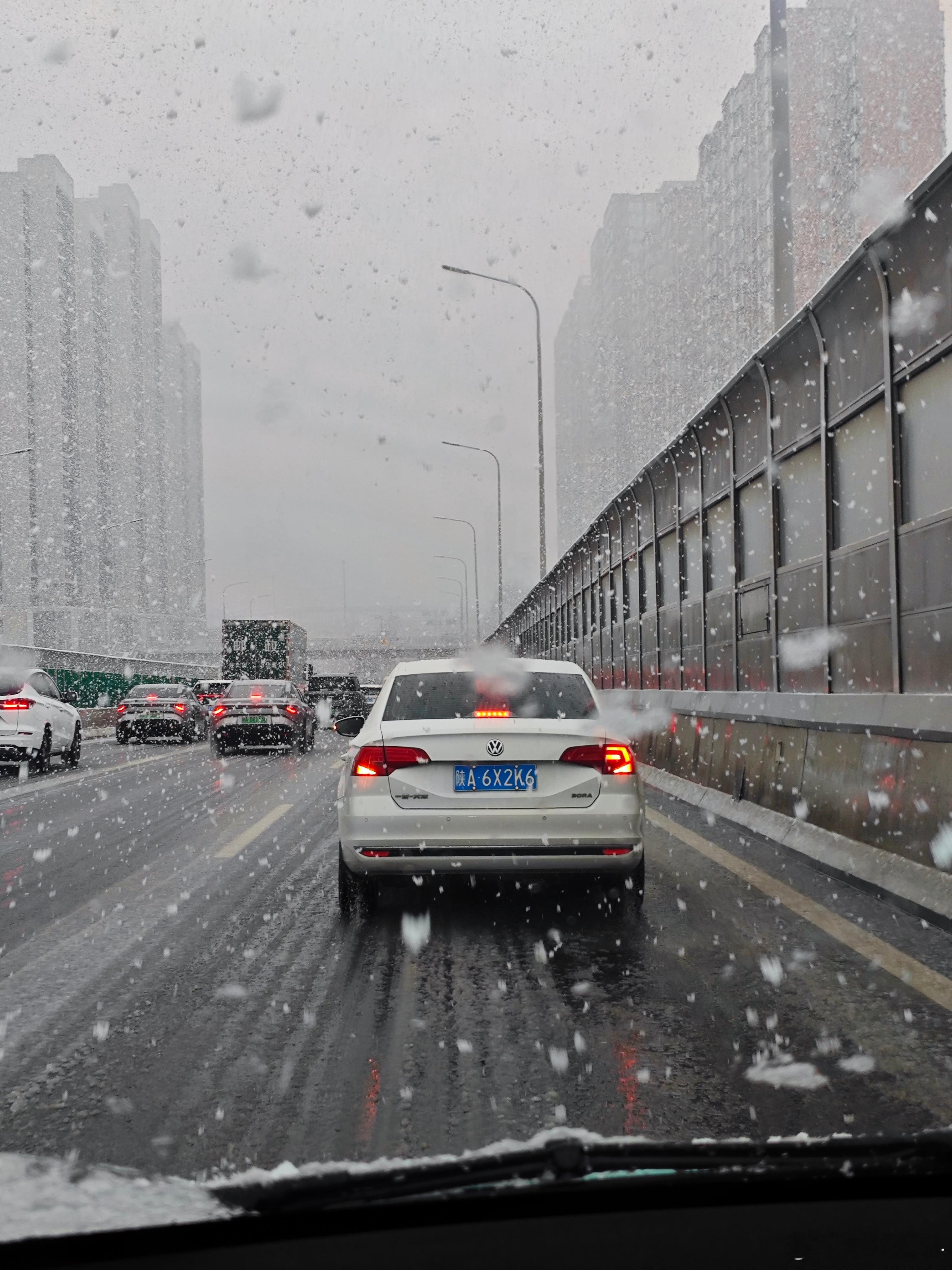 西安大雪直接糊了一脸雪，昨天高速回西安应急车道都放着融雪剂，这次暴雪黄色预警还是