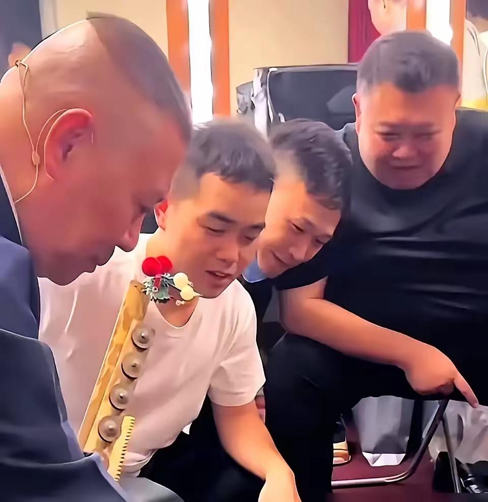 于谦亲自下台鞠躬道歉那天，德云社后台气压低得能把人憋死！

2023年纲丝节专场