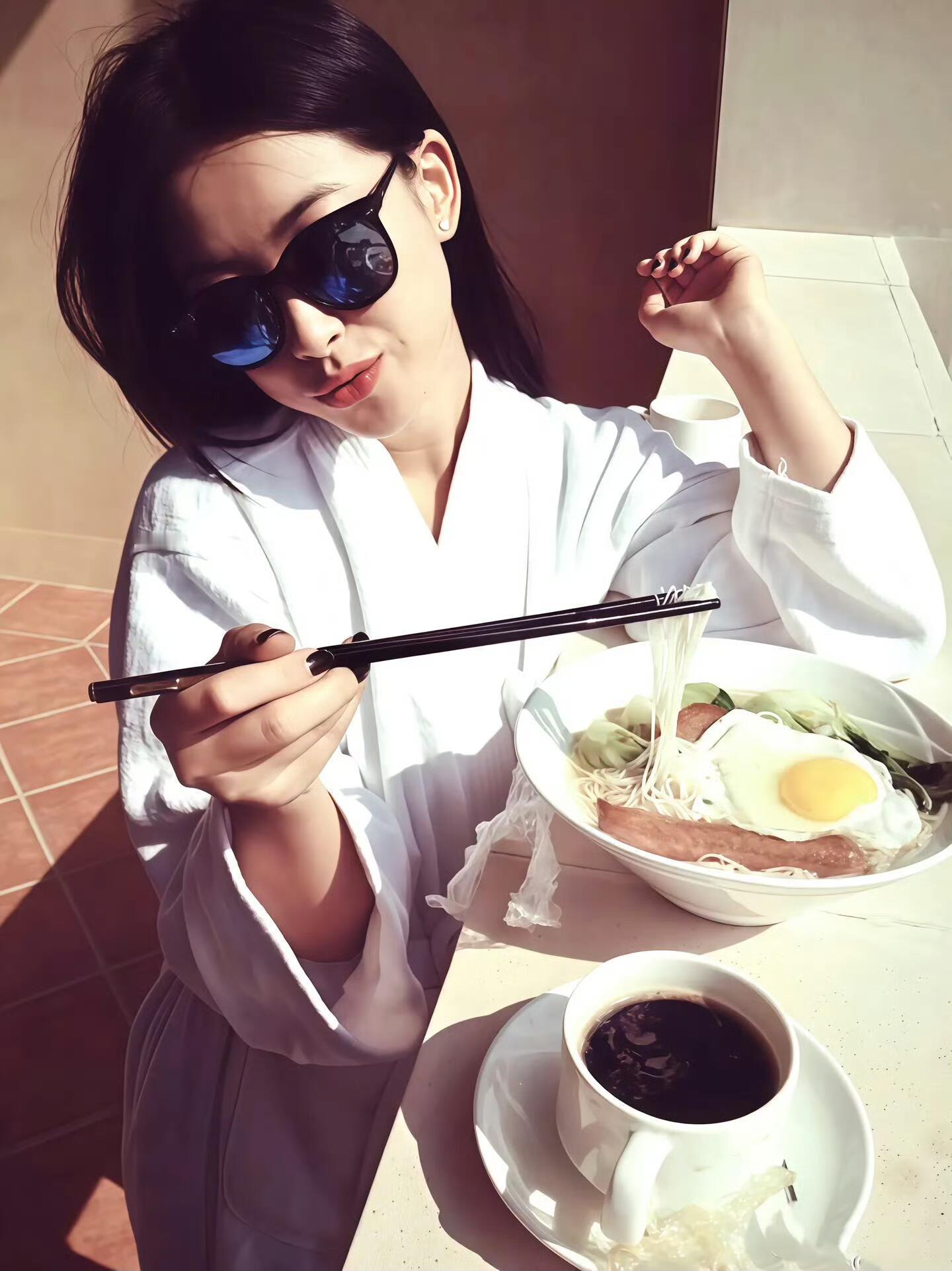 完全妈咪降临……对女儿的教育方法也好超前，有钱有爱还有正确的三观氛围朱珠把女儿当