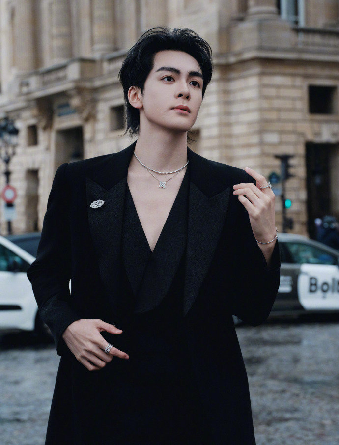 曾舜晞始于伦敦爱在巴黎 曾舜晞巴黎看秀出图 曾舜晞始于伦敦爱在巴黎，曾舜晞巴黎看