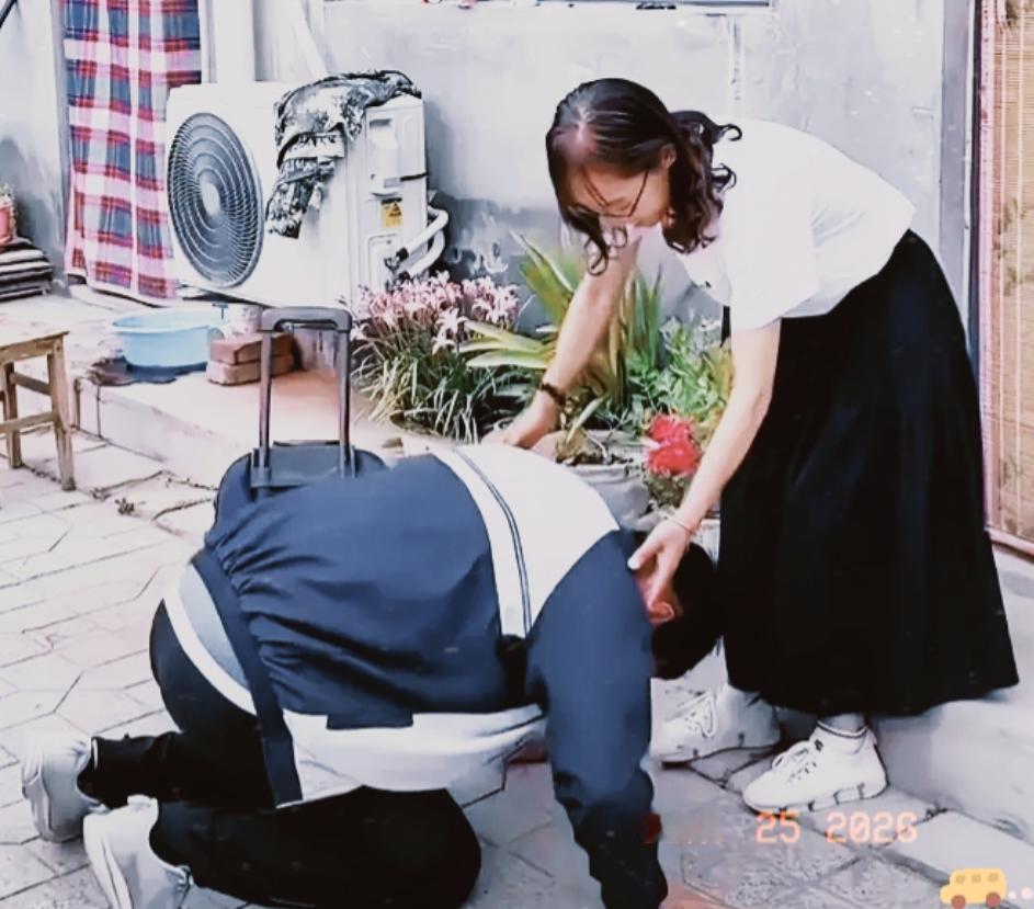 破防了！陕西男孩走到一位年轻女子面前，突然跪地，喊了一声“妈”，让女子瞬间泪目。