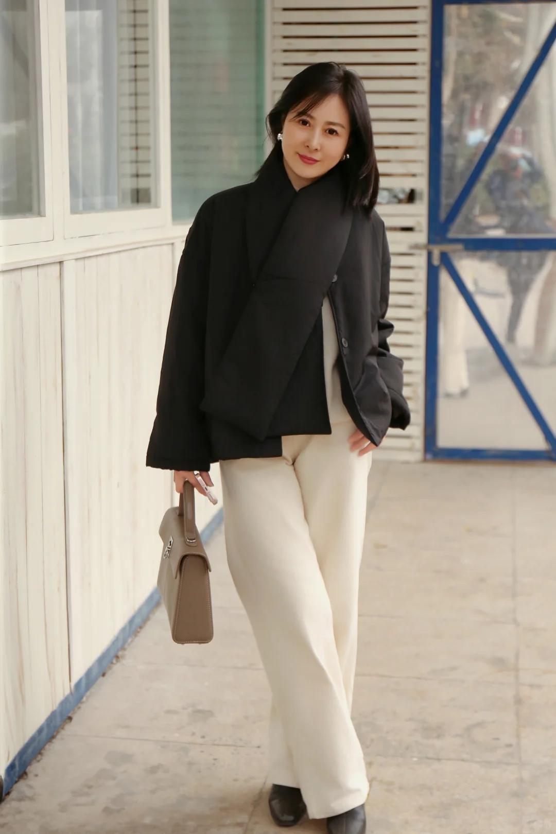 谁说50岁穿搭就只能是沉闷老气？今天分享的这套直接封神！
黑色简约风短款羽绒服，