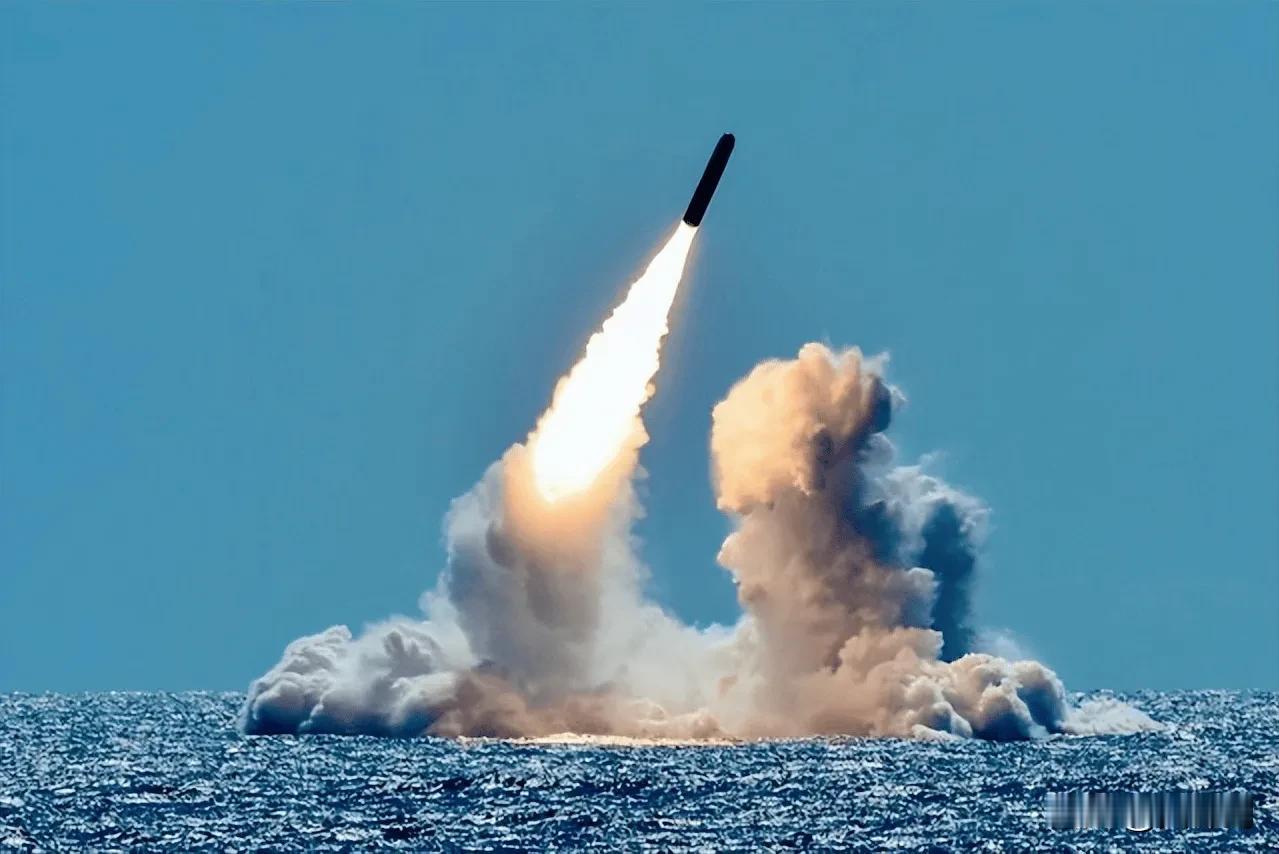 中国首代弹道导弹核潜艇092型核潜艇（北约代号“夏级”）是中国首代弹道导弹核潜艇