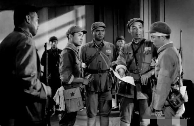 1950年，机关干部出殡途中打了哨兵两巴掌，警卫处长当场放行，当晚哨兵集体撂挑子