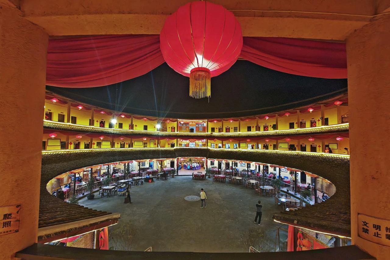 深藏于广东中山的客家土楼，宛如遗世明珠，是拍照打卡的绝佳去处。斑驳的外墙刻满岁月