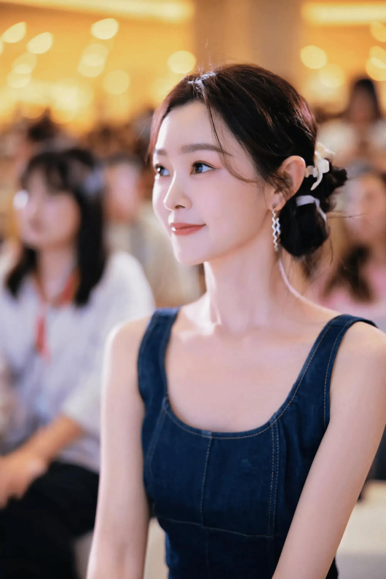 很喜欢这个小姑娘，长得水灵水灵的，声音也甜甜的，演技也好，莫名的喜欢她。