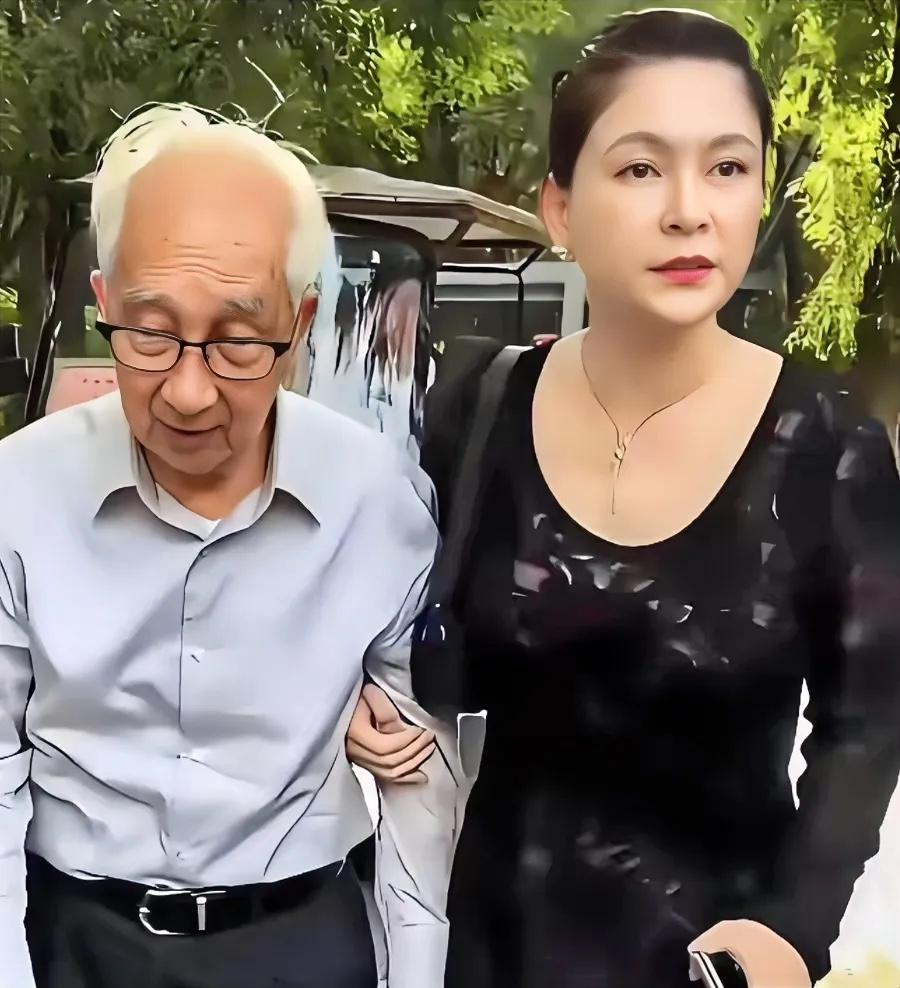 已经九旬高龄的画家靳尚谊与小44岁小娇妻祁艳的合影，挽手出行十分恩爱，不过观感上