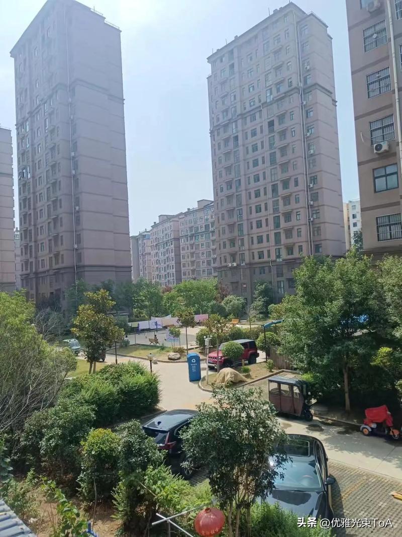 买房选楼层，这几个坑千万别踩！自住的朋友尤其要注意☞☞
 
❌ 底层1-3楼：潮
