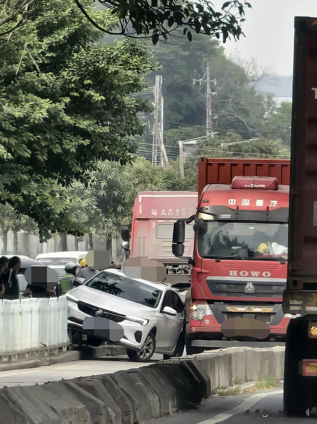 热心街坊报料，今天(11月4日)下午黄埔石化路石化厂西南门发生一起交通事故，请各