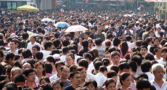 美国人口不到4亿，俄只有1亿多，为何中国14亿人还焦虑人口问题？乍一看，这题像在
