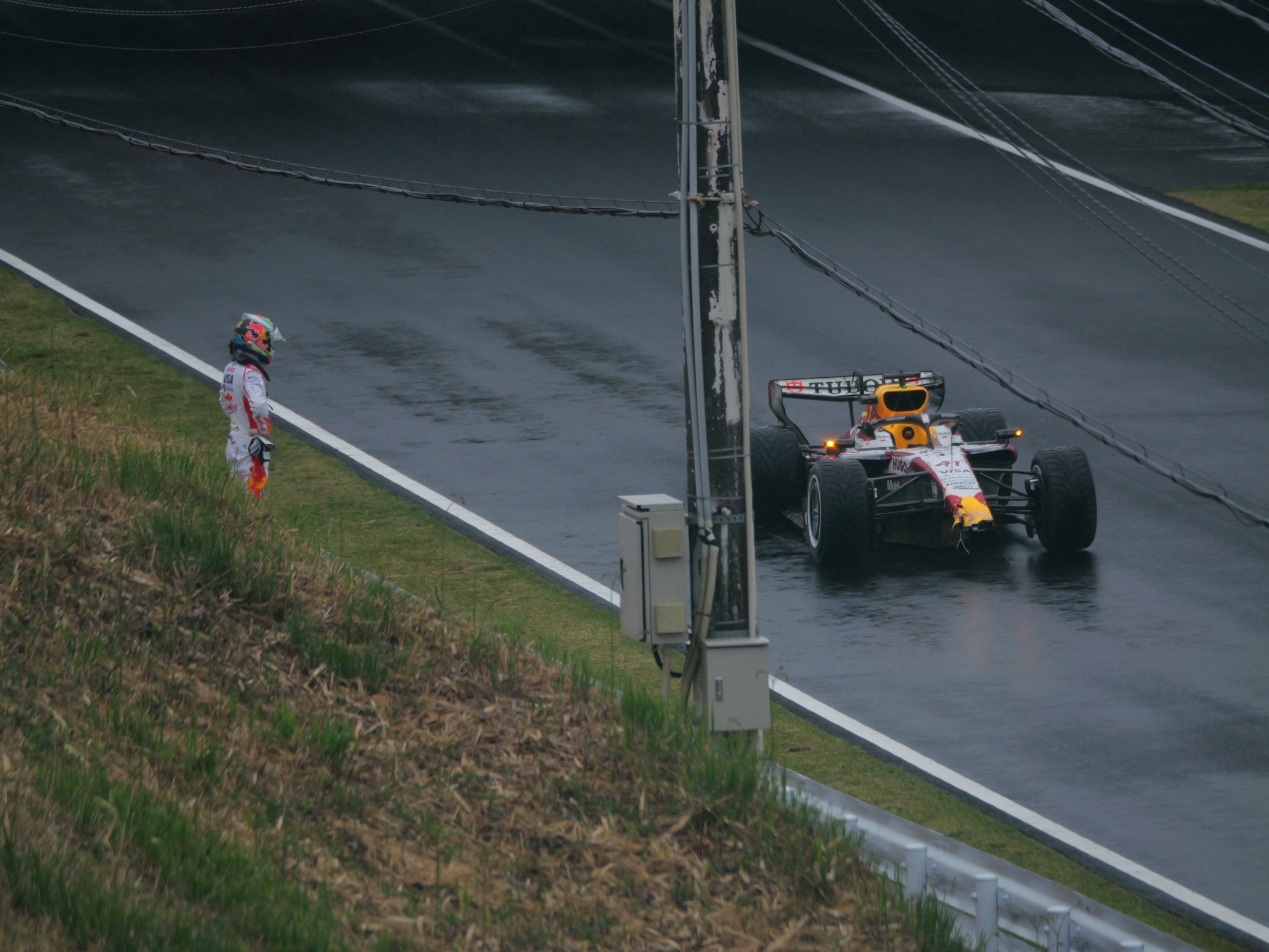 这不是愚人节玩笑，林德布拉德驾驶小红牛车队赛车在铃鹿赛道进行倍耐力轮胎测试时，因