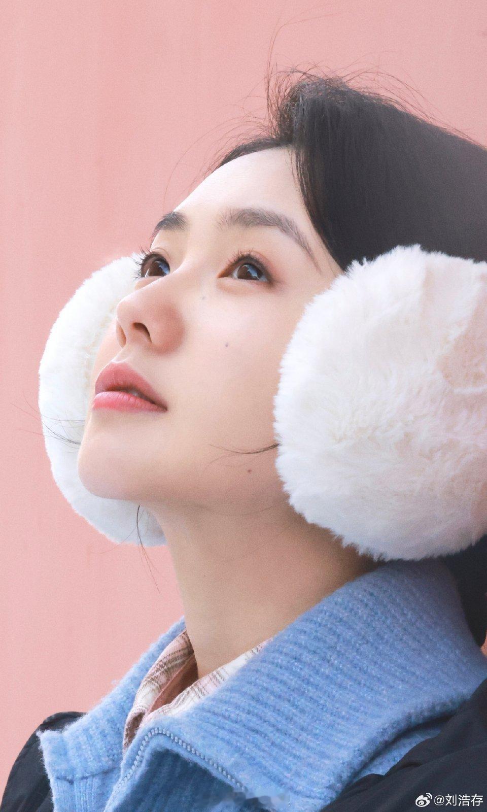 刘浩存冬日耳包氛围感是来自寄出的北京初雪明信片～毛茸茸耳包和浩存太适配啦刘浩存拍