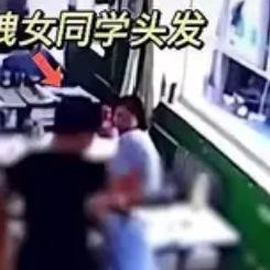 “太暖心”，陕西，男生在操场上玩，突然揪住女同学的头发，老师还以为他要欺负人，刚