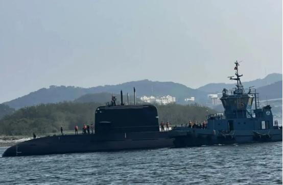 5月9日中国三亚顺利交付首艘麒麟级潜艇给巴基斯坦，巴总统出席见证中巴防务合作里程