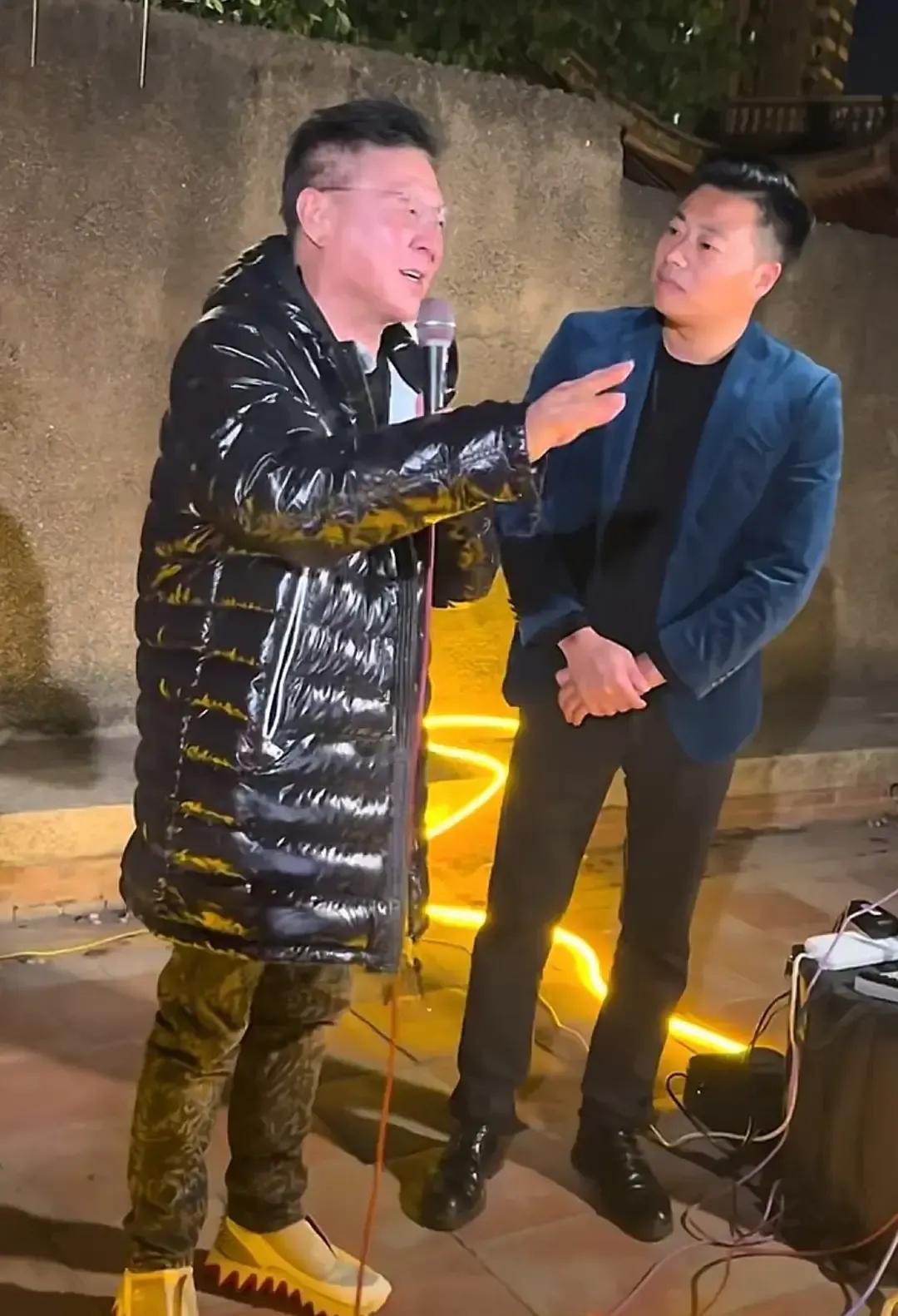 姜育恒昨晚真站在我面前，我差点分不清谁才是原唱。姚大先开口唱再回首，声音一出来我