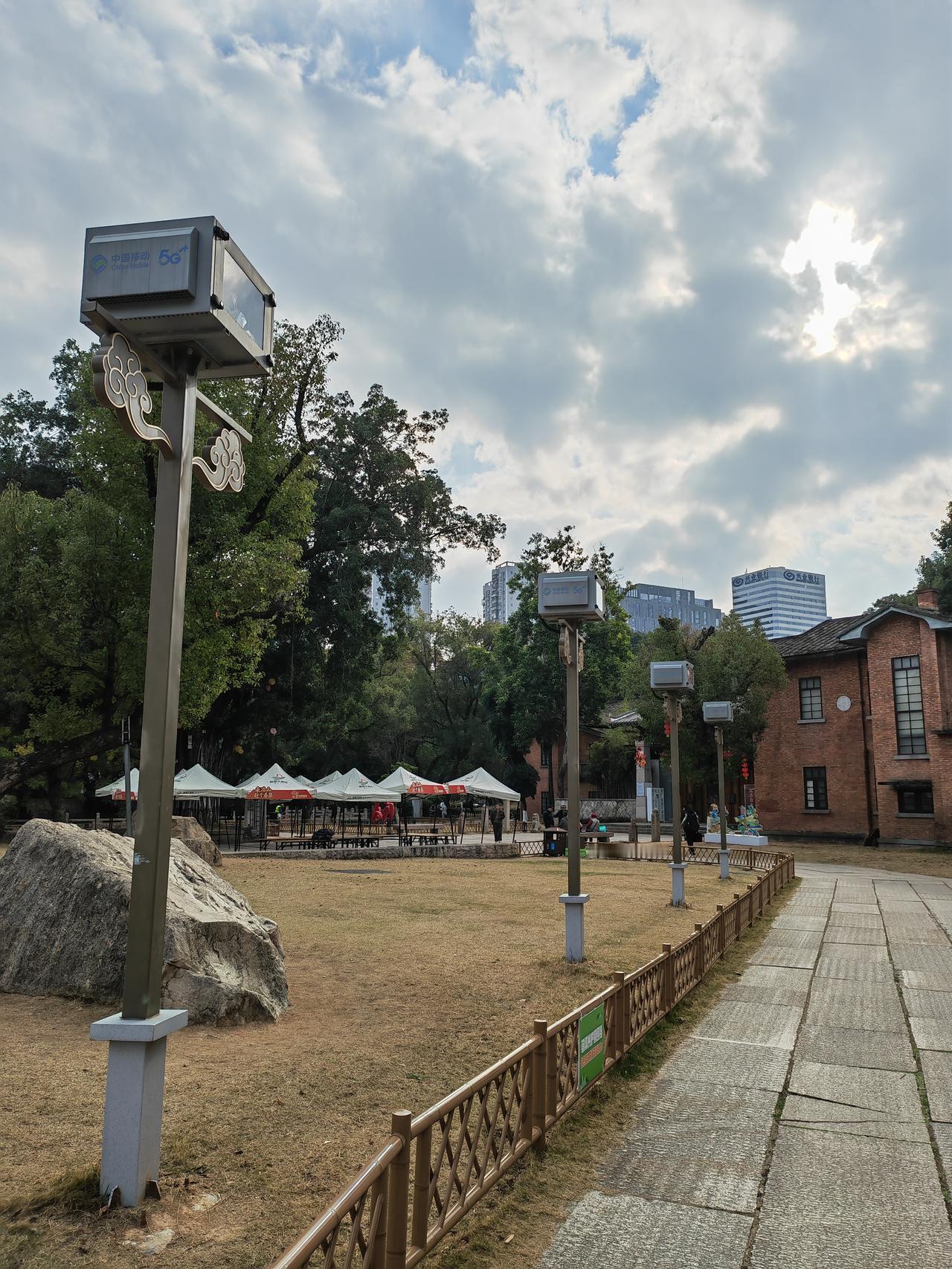 这是屏山公园（冶山春秋园）拍到的，有哪位大咖知道这是啥设备？[作揖][微笑]