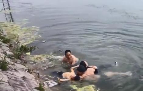【蚌埠一对母子落水冬泳队员救下两人，救人队员：当时心里也比较紧张，此前也参与过救