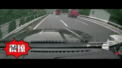 高速公路上，黑色视频车稳稳当当的占着道龟速前进，白色车辆慌慌张张的超车不成，被视