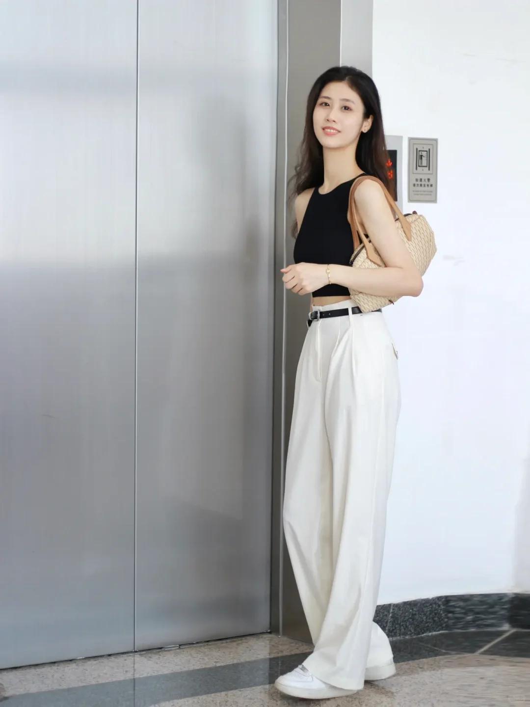 #夏日生活打卡季#🖤经典黑白配，永远不过时的时尚法则！黑色背心，简约而不失性感