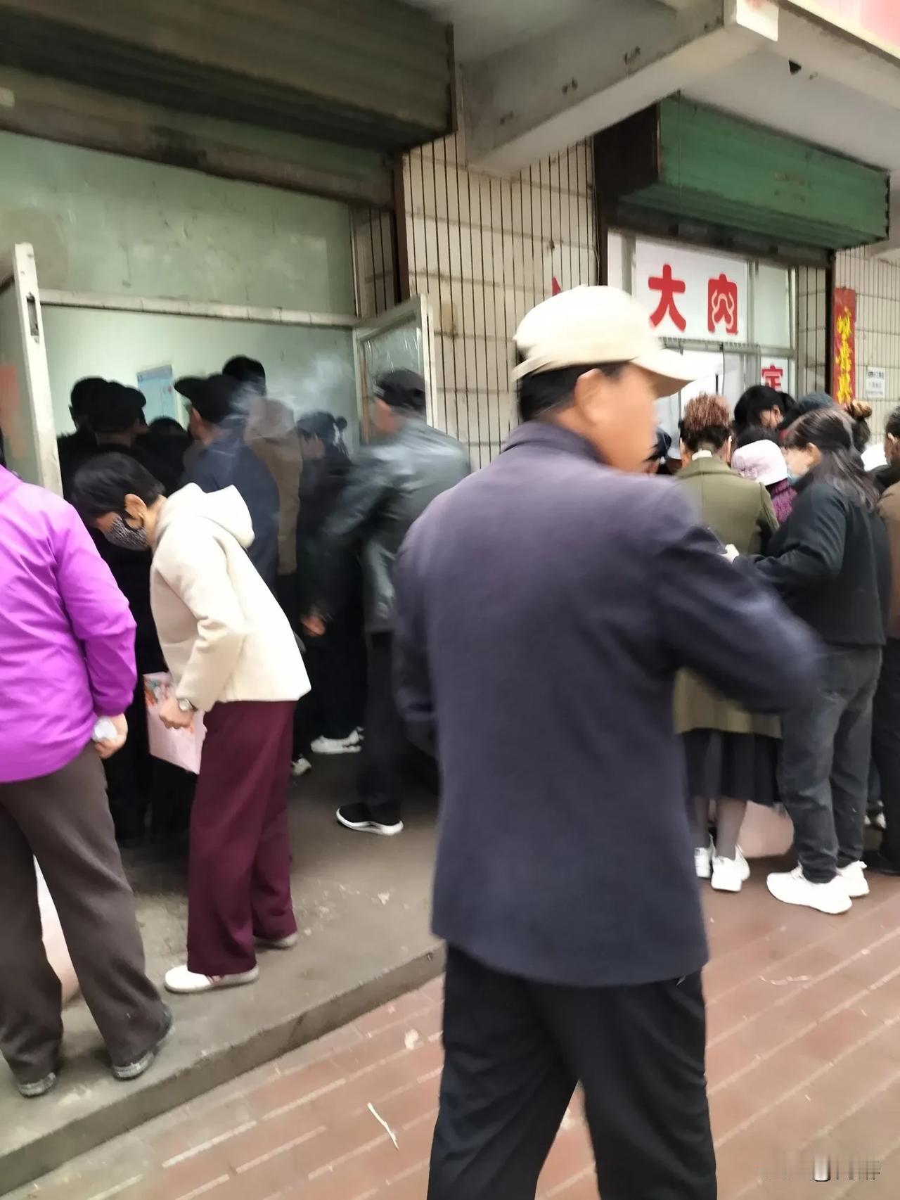 我发现人是最“羊性”的生物之一，无论任何事，只要有带头的几个人，追随向应者就会纷