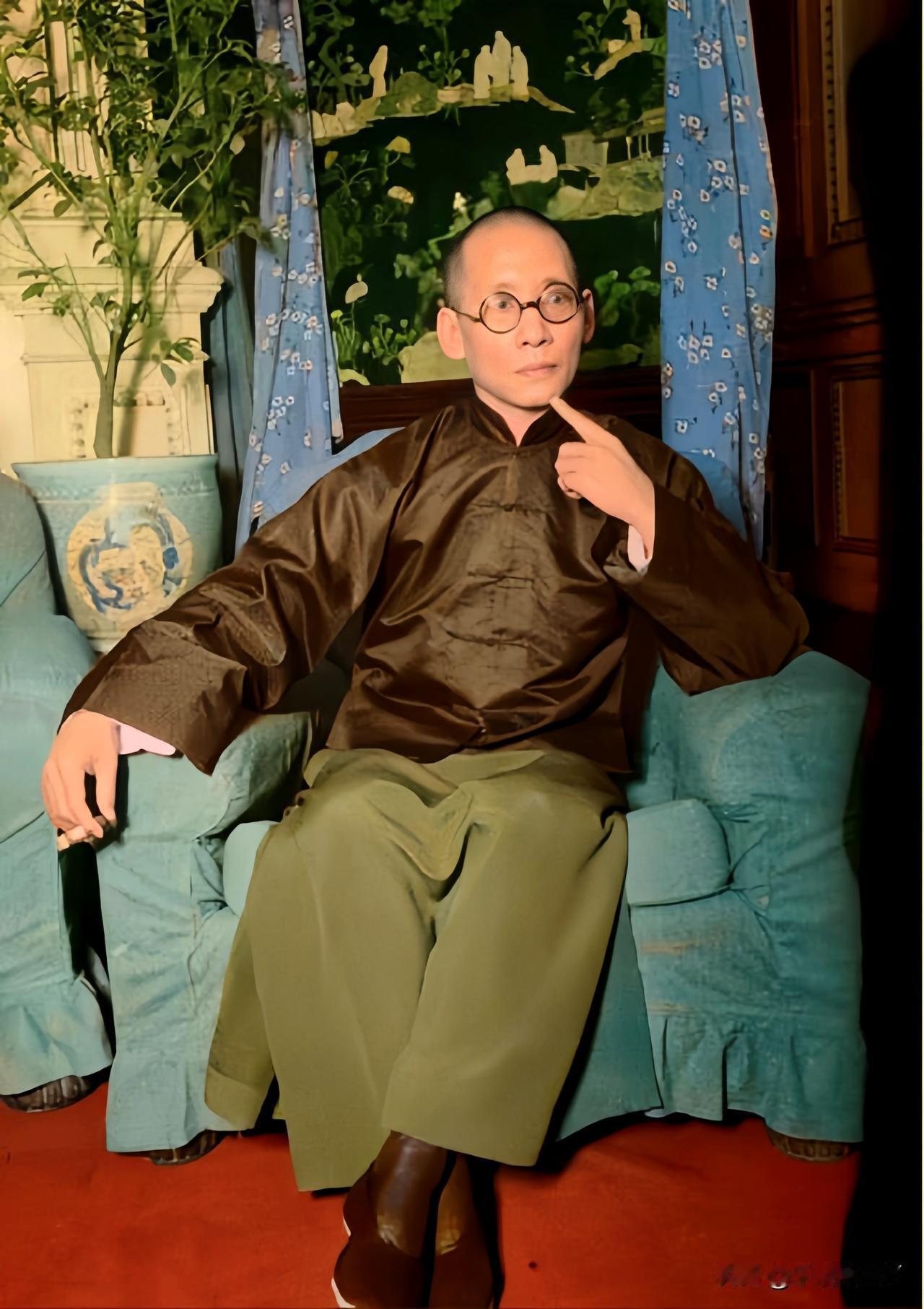 这是云南王龙云被软禁在南京期间的一张留影老照片，拍摄于一九四六年。这绝不是演戏，