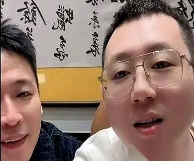 王小源人刚到哈尔滨，跟刘一手坐到一张桌上，直播镜头一开，先扔出来一个消息：哥俩马