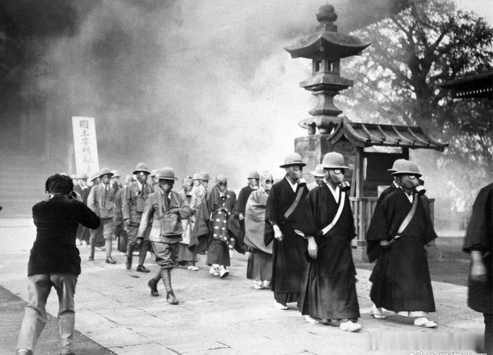 1936年5月30日，日本政府为侵华战争做准备。图为东京大浅草寺的和尚正带着防毒