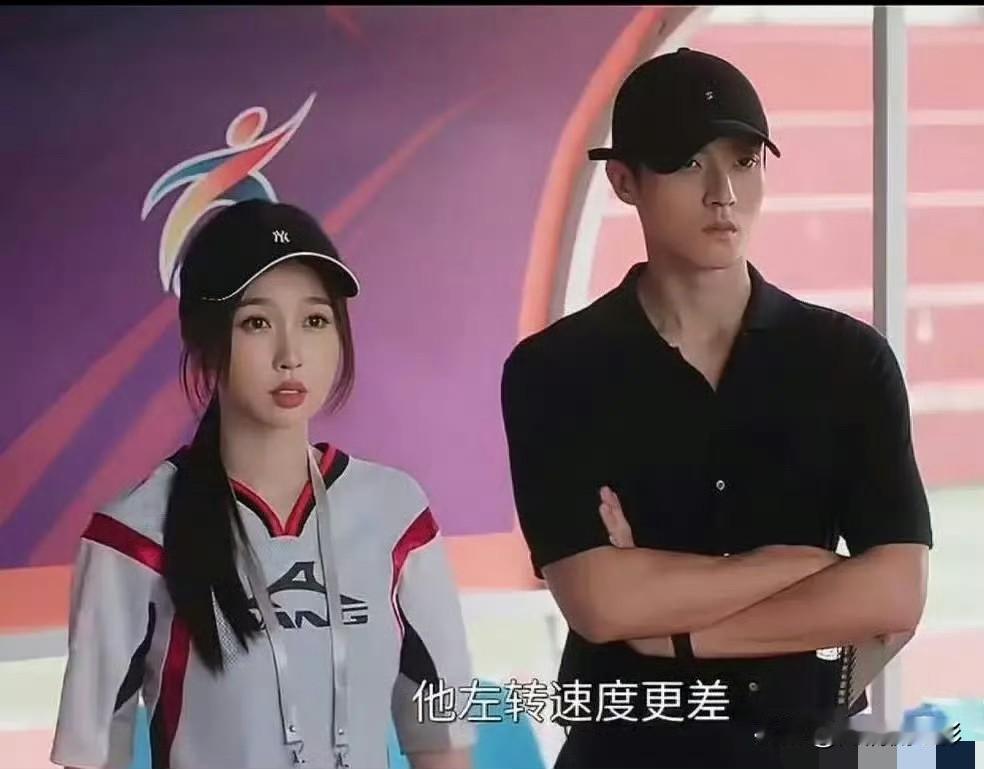 在《灿如繁星》的同框镜头里，虞书欣和陈靖可同时戴上棒球帽，头围差距一目了然。也难
