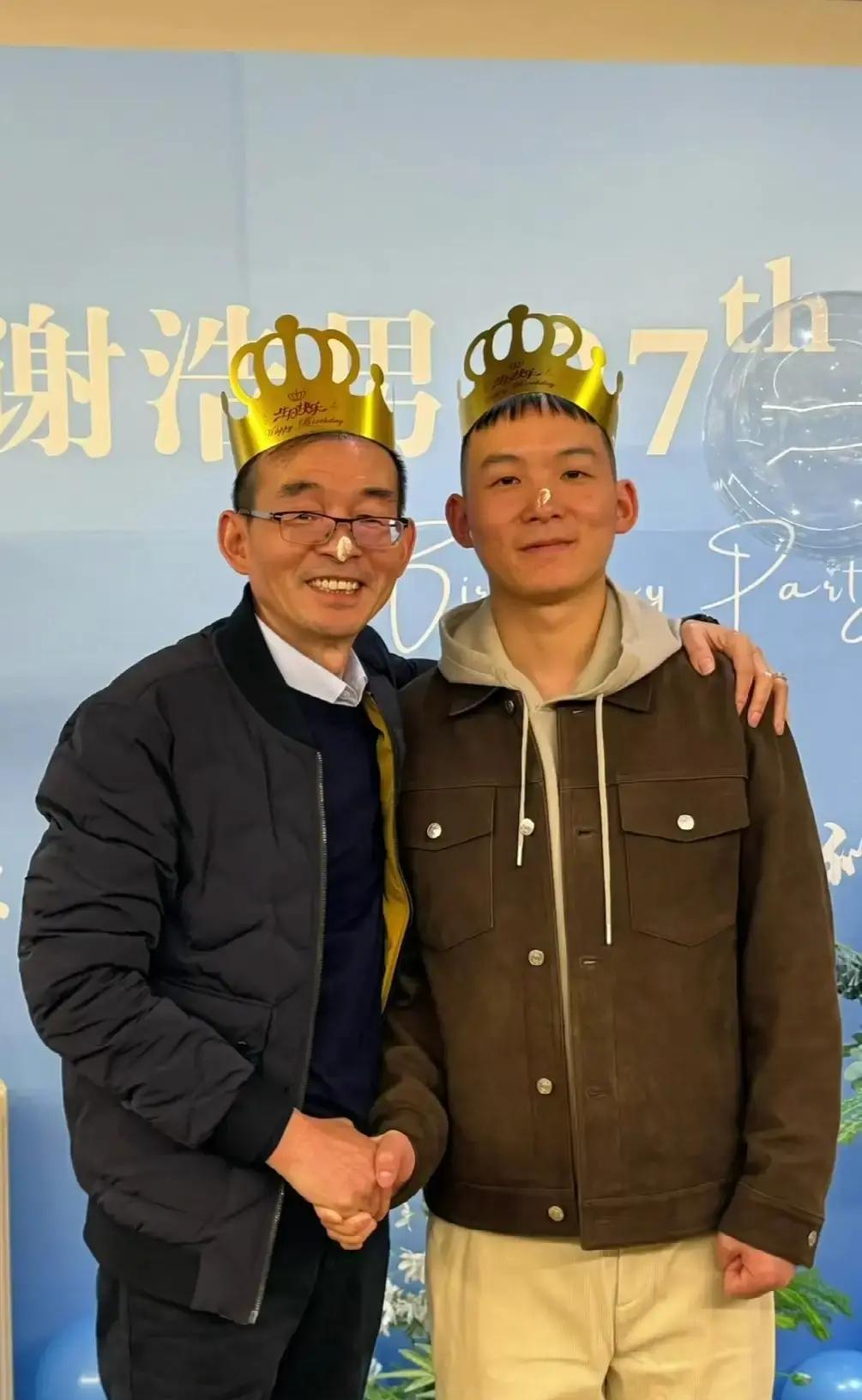 万万没想到
谢浩男爸爸来到南京来给浩男送惊喜了，老谢也收到了儿子给的另外惊喜……