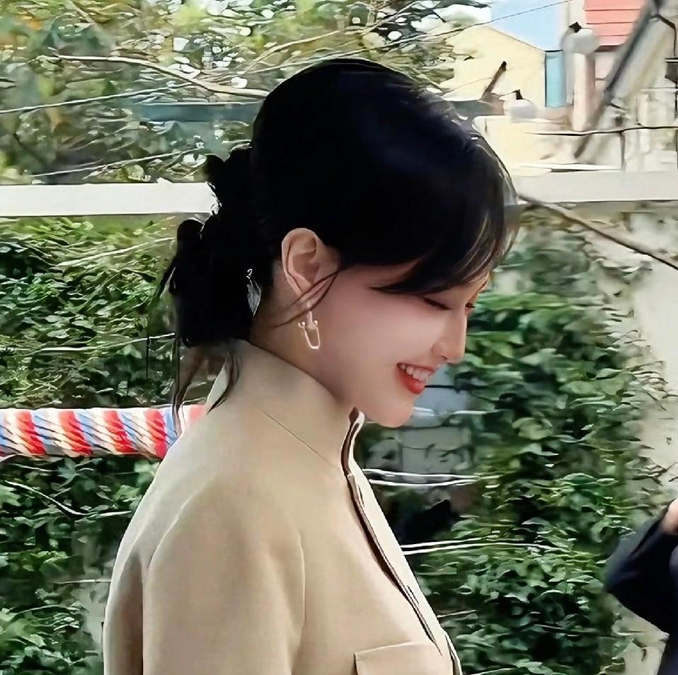 罗晋在环球影城排队买冰淇淋，手机壳裂成蜘蛛网，付款码扫了三次才成功。2023年1